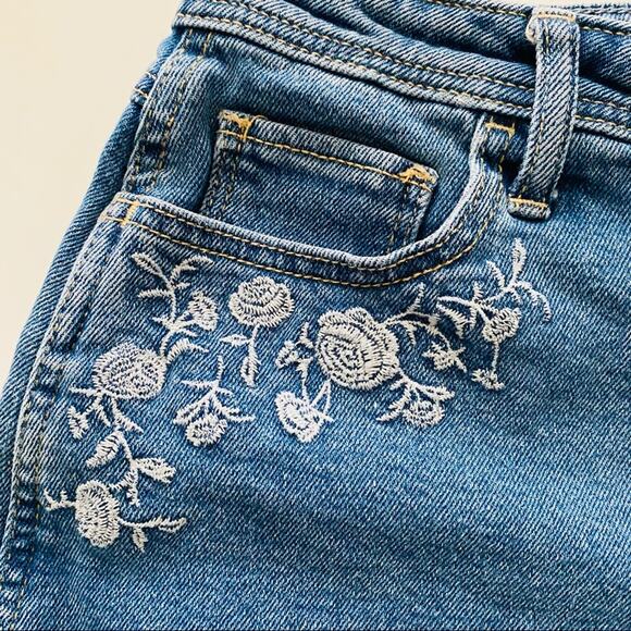 Hollister | Embroidered High-Rise Boyfriend Shorts 27 - Picture 8 of 8